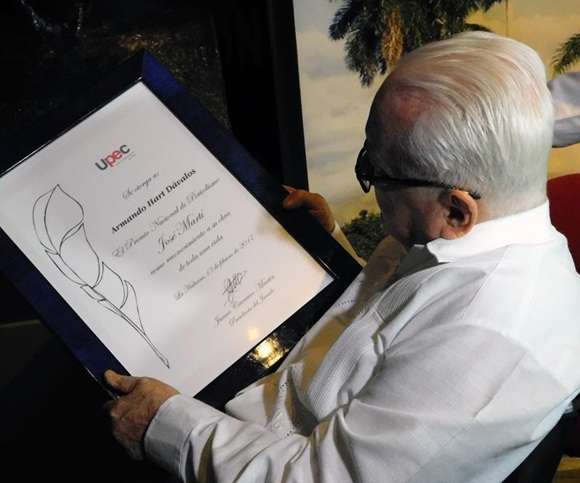 El Doctor Armando Hart Dávalos recibe el Premio Nacional de Periodismo. Foto: Yoandry Ávila.