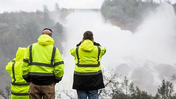 Las autoridades del estado de California ya han evacuado al menos a 180.000 residentes de los condados de Butte y Yuba que viven cerca de la presa de Oroville. Foto: Max Whittaker/ Reuters.