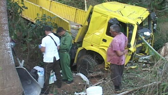 Cerca de las ocho de la mañana, un roce entre un camión de la agricultura y un tractor con carreta provocó el accidente. Foto: Guillermo Martínez López/ 5 de Septiembre.
