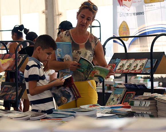 Buscando en la Feria (IV). Foto: José Raúl Concepción/ Cubadebate.