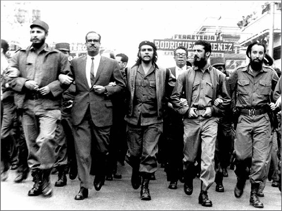 Fidel junto a Osvaldo Dorticós, Ernesto (Che) Guevara y otros dirigentes de la Revolución durante la marcha por las honras fúnebres de las víctimas del atentado al vapor “La Coubre”, el 5 de marzo de 1960. Foto: Sitio Fidel Soldado de las Ideas.