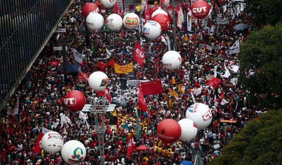 Manifestación contra la reforma de las pensiones en Río de Janeiro. Foto: M. SCHINCARIOL AFP