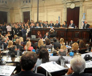 Los medidas que aplicadas por Macri en febrero repercutieron en el Congreso y caldearon los ánimos en la nación. Foto: DyN.