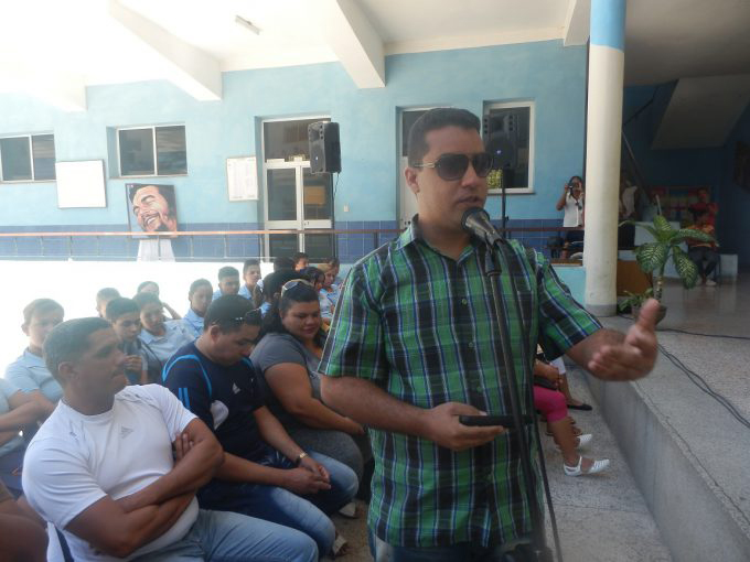 Eliexer Peláez uno de los jóvenes favorecidos con el CSIJ, durante el intercambio por los 15 año de inaugurado este programa por Fidel en Manzanillo // Foto Roberto Mesa 