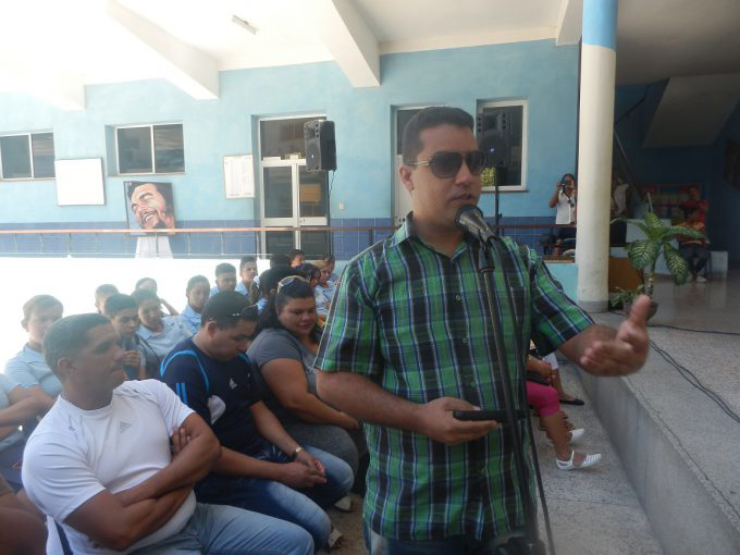 Eliexer Peláez uno de los jóvenes favorecidos con el CSIJ, durante el intercambio por los 15 año de inaugurado este programa por Fidel en Manzanillo // Foto Roberto Mesa
