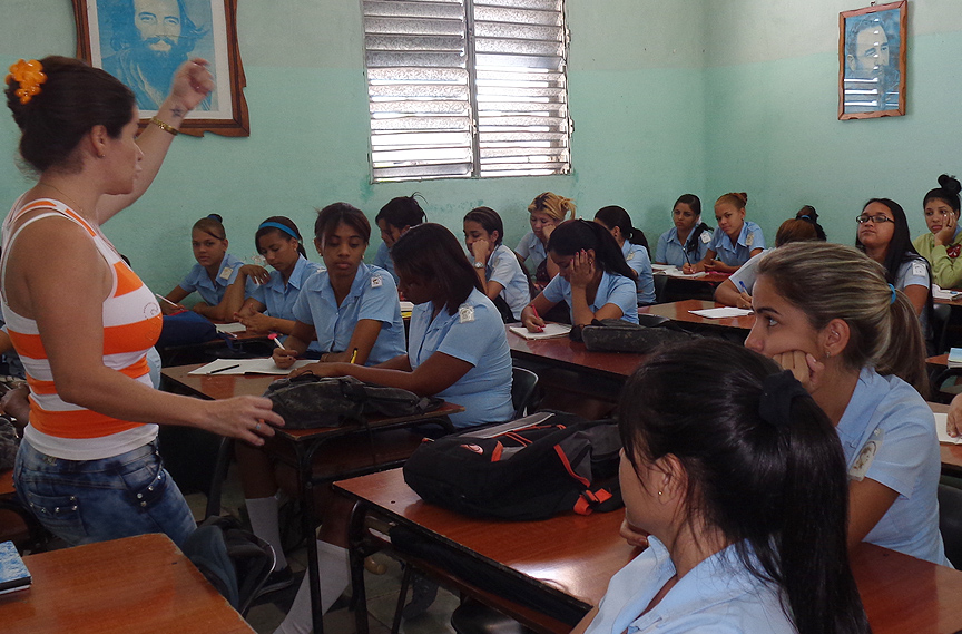 Aula de doce grado recibiendo repaso de Español // Foto Marlene Herrera