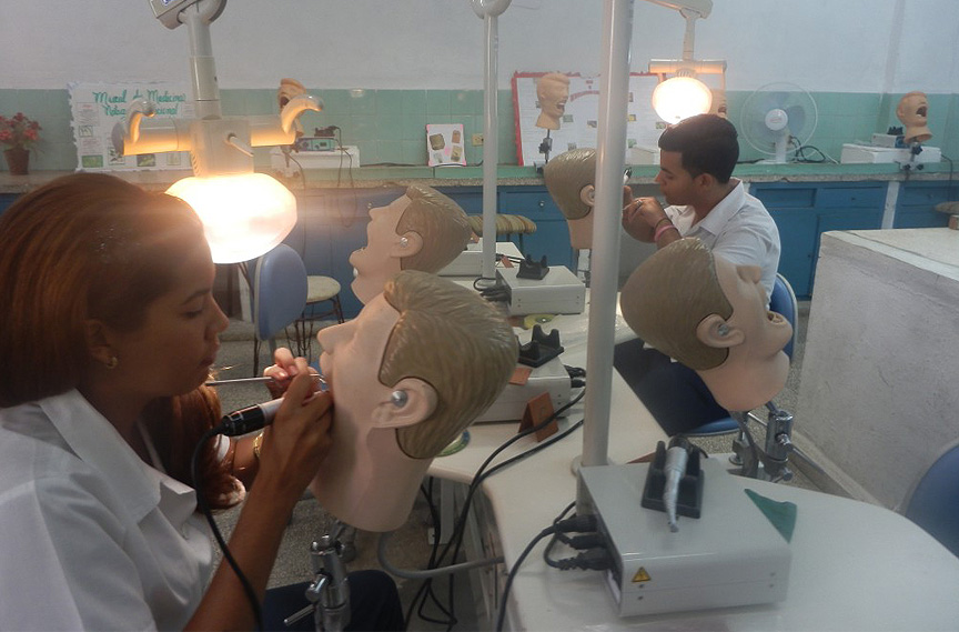 Estudiantes de la carrera de Estomatología de la Universidad Médica Celia Sánchez Manduley // Foto Lilian Salvat