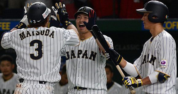 El pelotero japonés Nobuhiro Matsuda, coencta jonrón en el juego entre las selecciones de Cuba y Japón del Grupo B del IV Clásico Mundial de Béisbol, en el estadio Tokio Dome, de la capital de Japón. Foto: Ricardo López Hevia/ Granma.