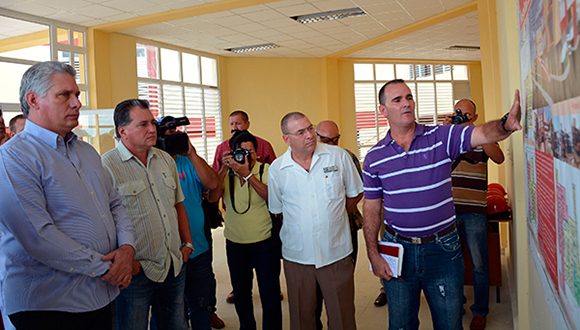 Miguel Díaz-Canel comprueba las labores constructivas de la ampliación del Hospital Provincial Doctor Antonio Luaces Iraola, a su izquierda Raúl Pérez Carmanate, presidente provincial del Poder Popular, en Ciego de Ávila. Foto: ACN/ Osvaldo Gutiérrez.
