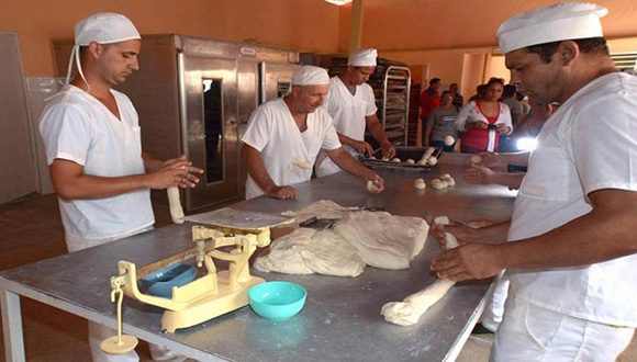Cuenta, entre otras acciones, la importación de 30 módulos de panaderías-dulcerías, 15 dirigidos a las industrias locales y el resto a la Cadena Cubana del Pan. Foto: Carreras/ ACN.