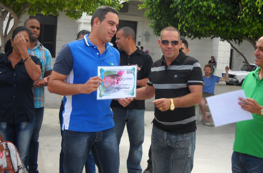 Reconocimiento para la emisora Radio Granma // Foto Lilian Salvat