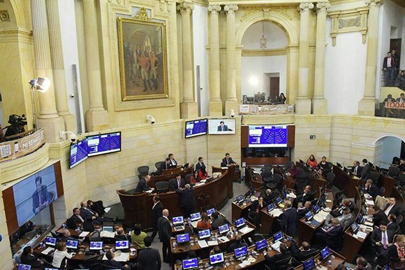 Durante la discusión, los congresistas manifestaron su apoyo al acuerdo firmado en La Habana. Foto: @CristoBustos/ Twitter.