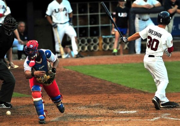 Jugada en el quinto y último partido del tope de béisbol entre los equipos de Cuba y los Estados Unidos, en el estadio Bulls Athletic Park, en la ciudad norteamericana de Durham, EEUU, el 23 de julio de 2013. Foto:Ricardo López Hevia/Cubadebate