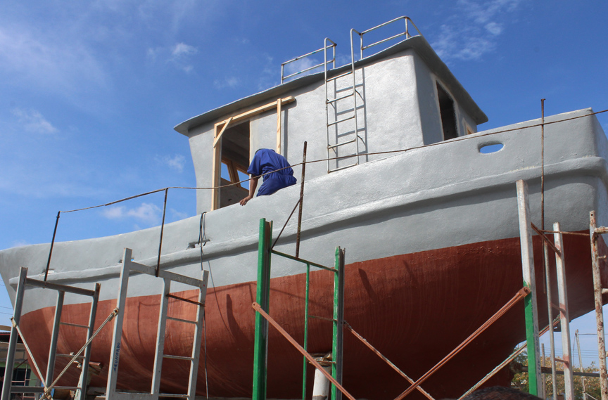 Reparación de barcos en el varadero de EPIGRAN // Foto Marlene Herrera