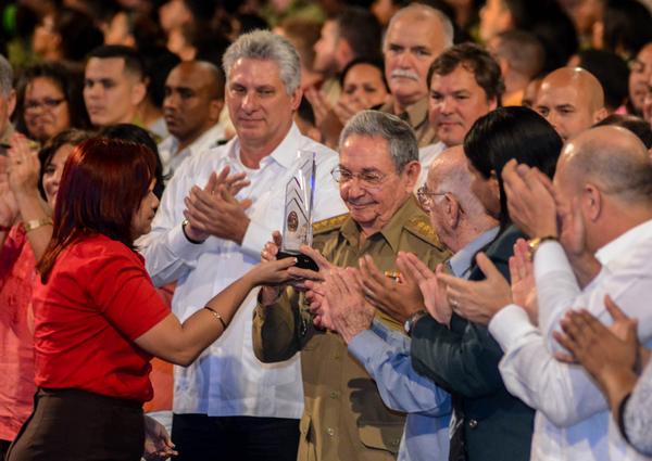 El General de Ejército Raúl Castro Ruz (centro, der.), Primer Secretario del Comité Central del Partido Comunista de Cuba y Presidente de los Consejos de Estado y de Ministros, recibe de manos de Susely Morfa González (I), integrante del Comité Central del Partido Comunista de Cuba y del Consejo de Estado, y primera secretaria de la Unión de Jóvenes Comunistas (UJC), la Medalla Conmemorativa Aniversario 55 de la UJC, como homenaje póstumo al Comandante en Jefe Fidel Castro Ruz, durante la gala político-cultural por los 55 años de la Unión de Jóvenes Comunistas (UJC) y 56 de la Organización de Pioneros José Martí, en el teatro Karl Marx, en La Habana, el 4 de abril de 2017. ACN FOTO/Abel PADRÓN PADILLA