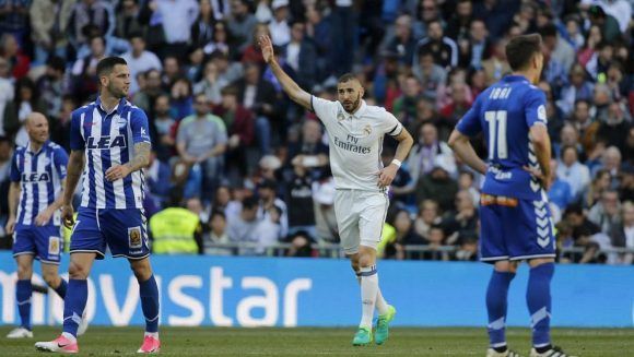 Benzema saluda a la grada tras marcar el gol del triunfo. Foto: Kiko Huesca/ EFE