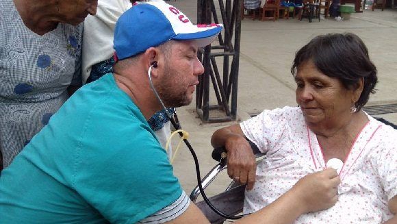 El cariño y la ternura de los médicos cubanos, conmueven a los pacientes. Foto: cortesía del Dr. Enmanuel Vigil Fonseca.