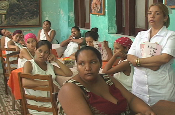 Intercambian miembros de la FMC con embarazadas en Manzanillo // Foto Golfovisión TV