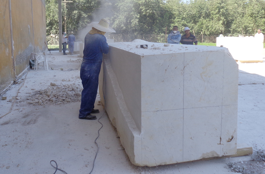 Esculpen obras de mármol como parte del Simposio Nacional de Escultura Ambiental Rita Longa // Foto Marlene Herrera