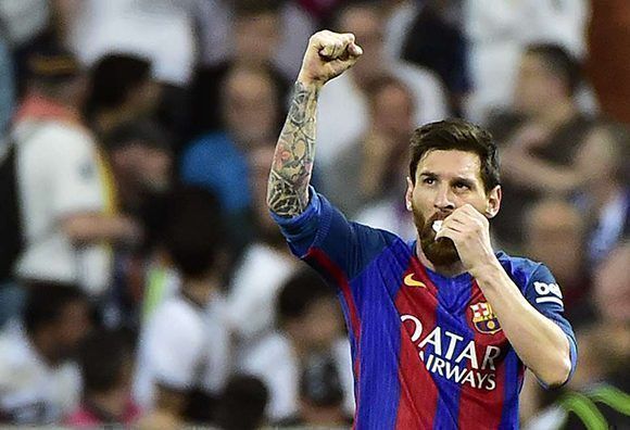 Lionel Messi celebra el gol del empate 1-1 con una protección en su boca debido a un golpe. Foto: AFP.