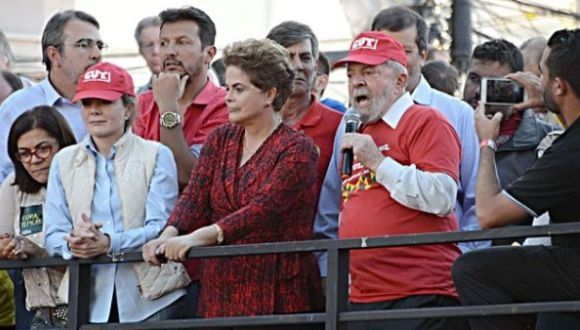 Los líderes del PT estuvieron junto a miles de personas en el sur de Brasil. Foto: Folha de Sao Paulo.