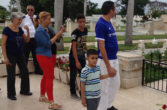 Trabajadores de Radio Granma y su familia visita el Cementerio Santa Ifigenia // Foto cortesía de Rocles Figueroa