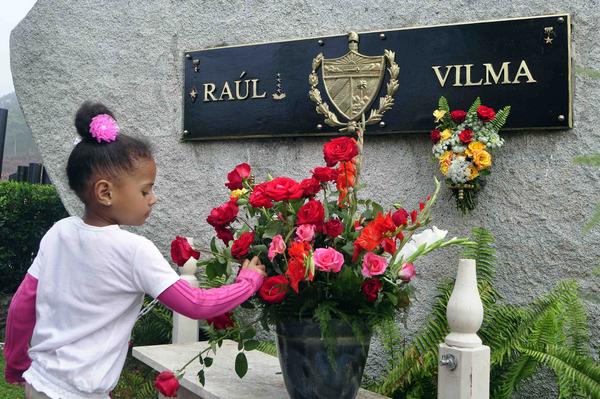 Niña que vive en las montañas del municipio II Frente, rinde tributo, como futura continuadora de la Federación de Mujeres Cubanas (FMC), a Vilma Espín por el 87 aniversario de su natalicio, en el monolito donde descansan sus restos, en el Mausoleo a los Mártires del II Frente, en la provincia de Santiago de Cuba, el 7 de abril de 2017. ACN FOTO/Miguel RUBIERA JUSTIZ/sdl