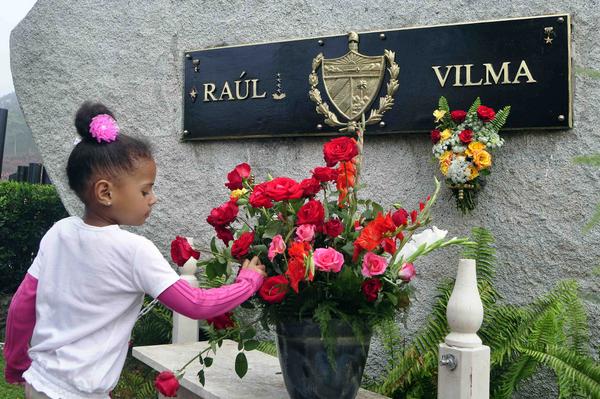 Niña que vive en las montañas del municipio II Frente, rinde tributo, como futura continuadora de la Federación de Mujeres Cubanas (FMC), a Vilma Espín por el  87 aniversario de su natalicio, en el monolito donde descansan sus restos, en el Mausoleo a los Mártires del II Frente, en la provincia de Santiago de Cuba, el 7 de abril de 2017. ACN FOTO/Miguel RUBIERA JUSTIZ/sdl