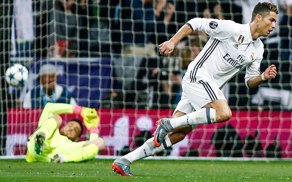 Cristiano Ronaldo marcó un hat-trick ante el Atlético en la semifinal de la Champions. Lleva 10 goles en esta edición y 104 en total. Foto: AFP.