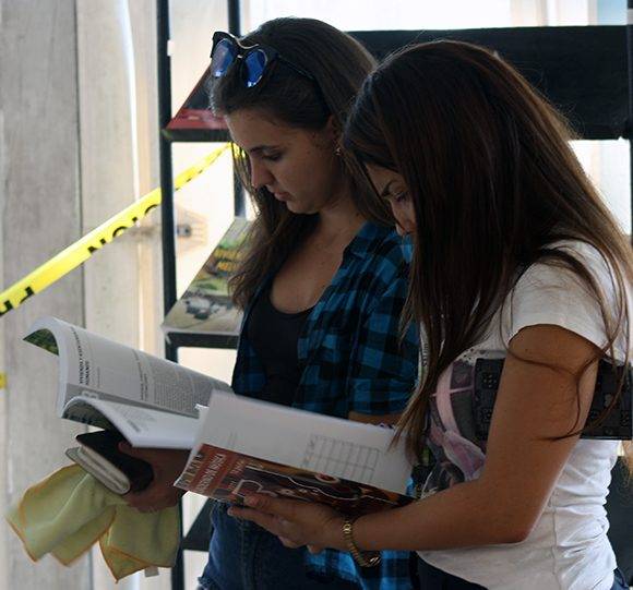 Buscando en la Feria del Libro. Foto: José Raúl Concepción/ Cubadebate/ Archivo