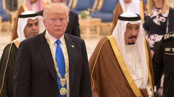 En la primera escala de su primer viaje al extranjero, el presidente Donald Trump aterrizó el sábado en Arabia Saudita en busca de alianzas fuertes .Foto: el comercio.pe