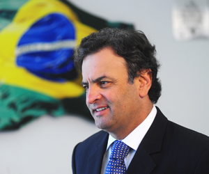 Brasília, 23-11-2011. Foto George Gianni / PSDB.
Senador Aécio Neves durante entrevista em seu gabinete no Senado Federal.