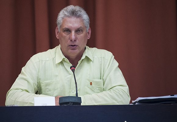 Vicepresidente primero Miguel Díaz-Canel durante los debates en comisiones. Foto: Irene Pérez/ Cubadebate.