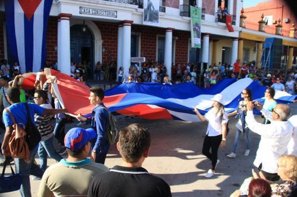 Desfile inaugural de la edición XXIV de las Romerías de Mayo en Holguín. Foto: Reynaldo Cruz/ Ahora.