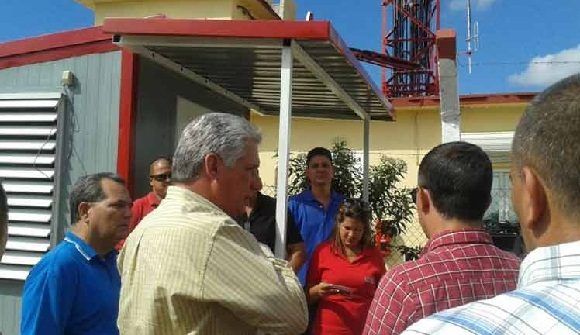 Díaz Canel dijo a la prensa que este es un centro moderno transmisor de señales de radio y televisión que forma parte del proceso de informatización impulsado en la nación caribeña. Foto: Prensa Latina.