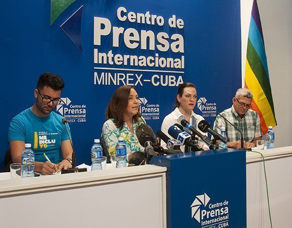 Manuel Vázquez Seijido, subdirector del CENESEX: Mariela Castro Espín, Directora del CENESEX; Daniela Vega, actriz transexual chilena y Alcides Roca Zayas, especialista del Departamento de Salud Escolar del MINED. Foto: Irene Pérez/ Cubadebate.