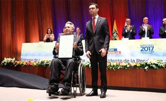 Lenín Moreno recibe las credenciales como Presidente electo de Ecuador. Foto: @cnegobec.