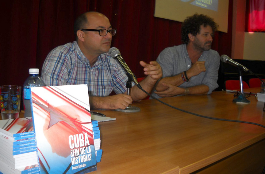 Presenta el cantante cubano  Raúl Paz el libro Cuba ¿Fin de la Historia?  // Foto Lilian Salvat