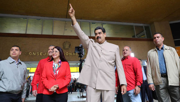 “¿Querían elecciones? ¡Vamos a elecciones! ¿Querían votar? ¡Vamos a votar!”, dijo Maduro en la sede del Consejo Nacional Electoral. Foto: @PresidencialVen/ Twitter.