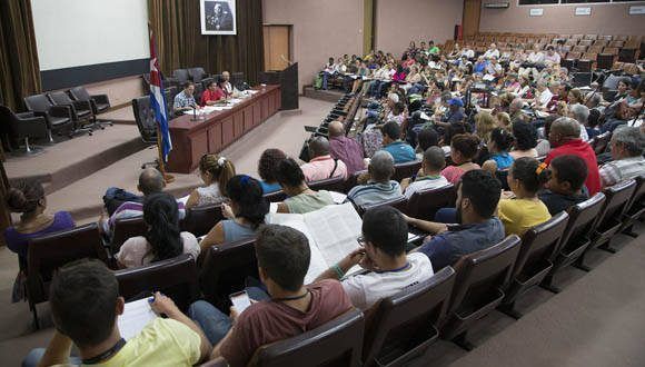 Fue un amplio proceso de consulta popular en el que participaron más de un millón 600 000 cubanos. Foto: Ismael Francisco/ Cubadebate. Imagen tomada en el CIGB en el 2016 cuando ese colectivo discutió los documentos emanados del Congreso del Partido.