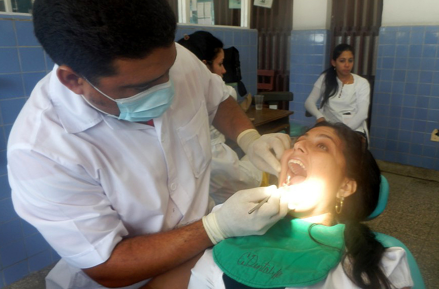 Forman por primera vez especialistas en prótesis estomatológica en Manzanillo