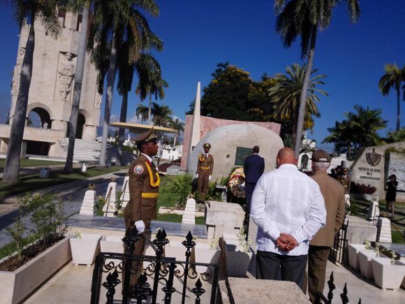 El mandatario ecuatoriano depositó rosas blancas ante el Apóstol y el líder histórico de la Revolución cubana. Foto: Sierra Maestra.