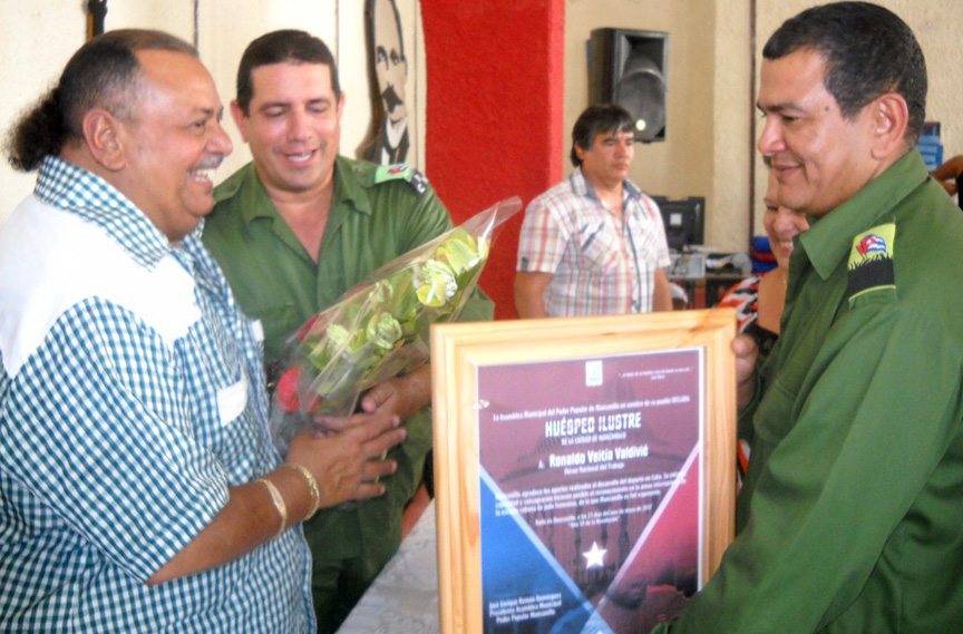 Ronaldo Veitía Valdivié como Huésped Ilustre de Manzanillo // Foto Lilian Salvat