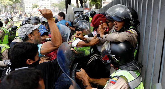 “Bandas armadas destruyen y matan lo que sea ante una policía poco menos que indefensa”, dice Atilio Borón sobre la siituación en Venezuela. Foto: Carlos Garcia Rawlins/ Reuters,
