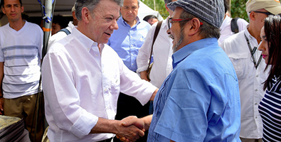 El presidente Juan Manuel Santos y el líder de las FARC-EP Timoleón Jiménez presidieron el importante paso en el proceso de paz. Foto: Presidencia de Colombia