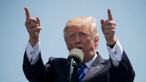 El presidente Donald Trump da un discurso de graduación en la Academia de la Guardia Costera de EEUU, el 17 de mayo de 2017, en New London, Connecticut. Foto: Drew Angerer/ Getty Images.