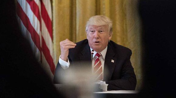 Donald Trump en la Casa Blanca. El presidente de los Estados Unidos presume de su idea de cubrir el muro con paneles solares. Foto: Reuters.