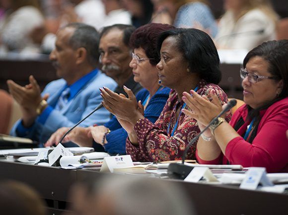 Los parlamentarios cubanos respaldaron la “Conceptualización del Modelo Económico y Social Cubano de Desarrollo Socialista” y los “Lineamientos de la Política Económica y Social del Partido y la Revolución para el período 2016-2021”. Foto: Irene Pérez/ Cubadebate.