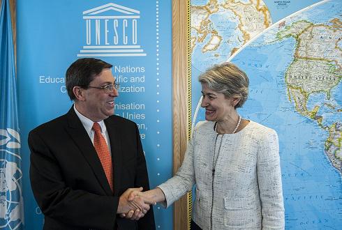 La Directora General de la Organización de Naciones Unidas para la Educación, la Ciencia y la Cultura (UNESCO), Irina Bokova junto al canciller cubano, Bruno Rodríguez Parrilla. Foto: CubaMINREX/ Archivo.