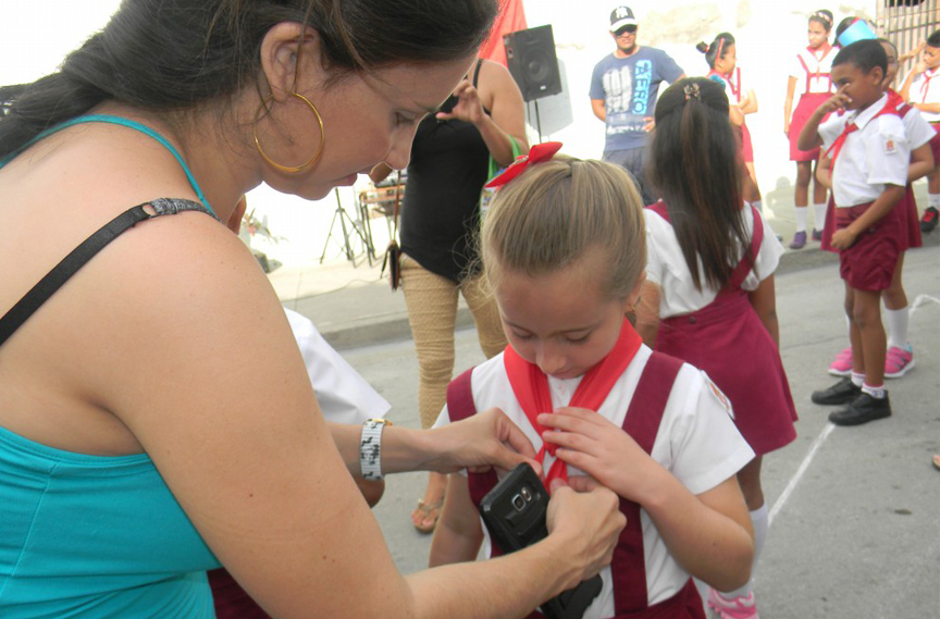 La niña Annabel Bodón Rodríguez, una de las que recibió la pañoleta roja // Foto Lilian Salvat